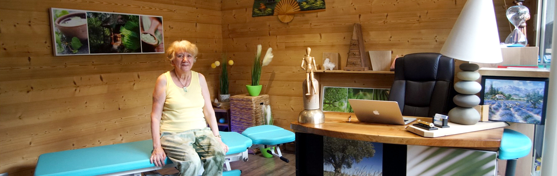 reboutement poiron magnétiseur cabinet femme assise table