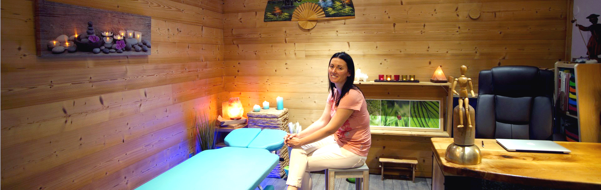 reboutement poiron magnétiseur cabinet femme assise tabouret