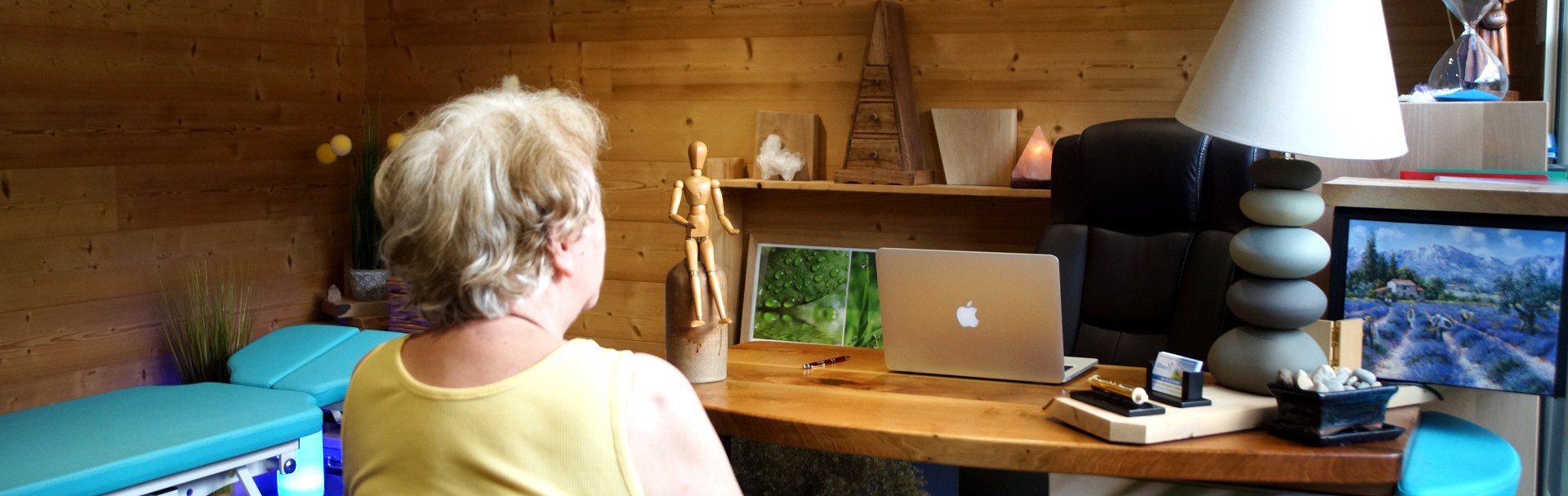 reboutement poiron magnétiseur femme assise bureau cabinet