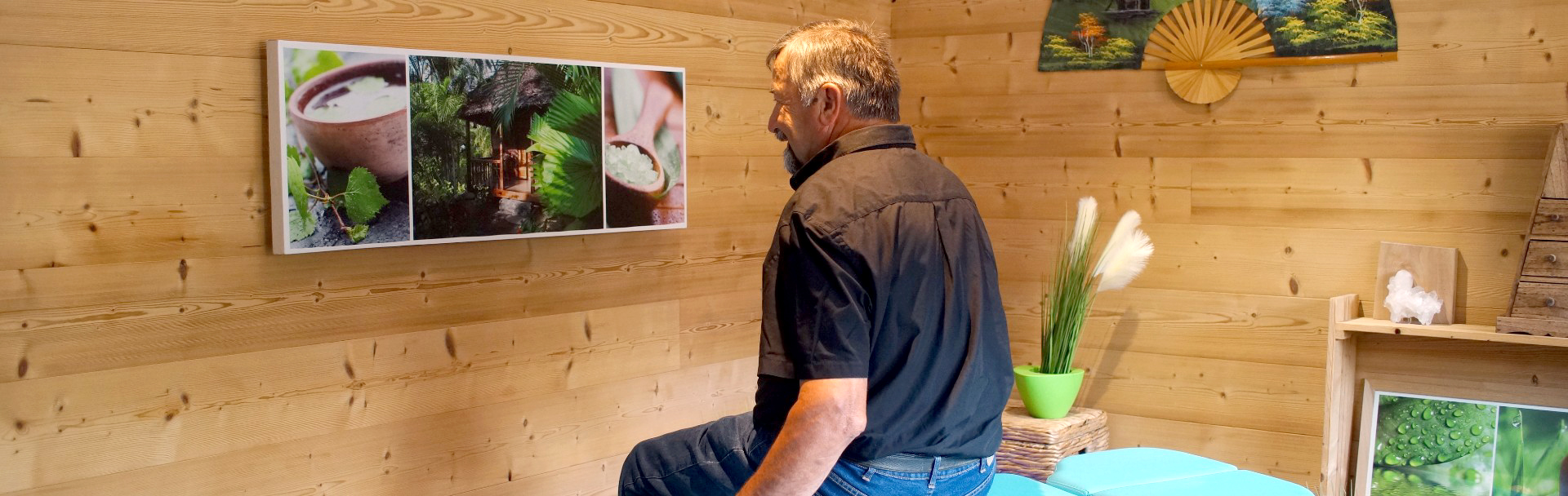 reboutement poiron magnétiseur homme assis cabinet rire sourire