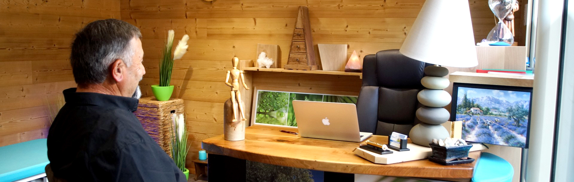 reboutement poiron magnétiseur homme assis cabinet bureau