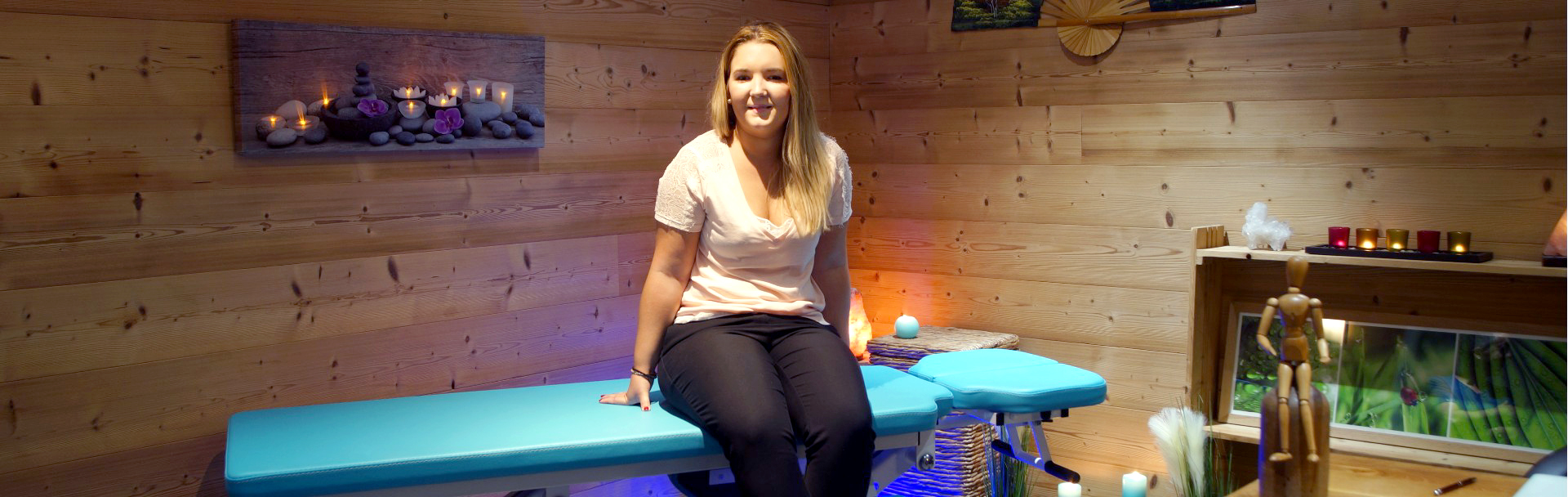 reboutement poiron magnétiseur femme cabinet table sourire lumière