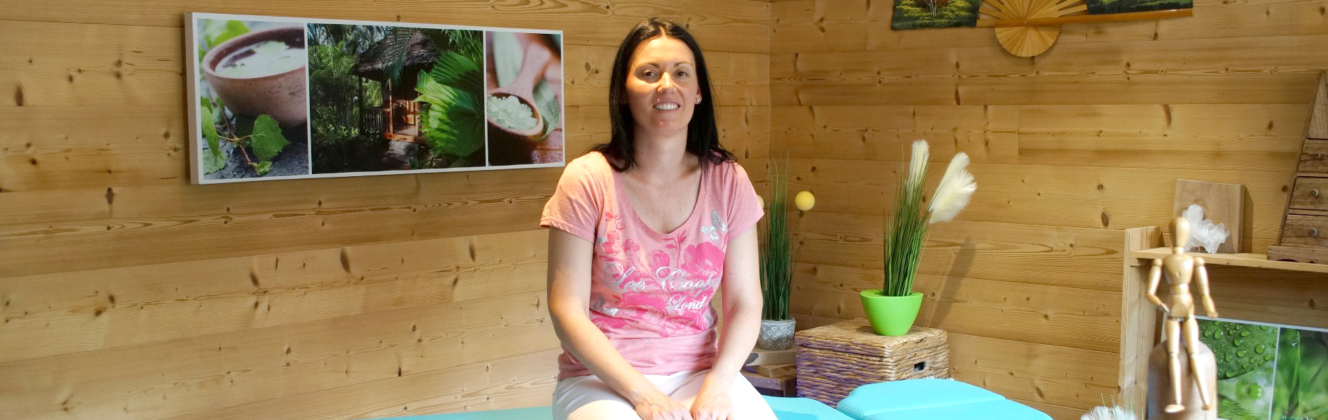 reboutement poiron magnétiseur femme cabinet assise sourire table