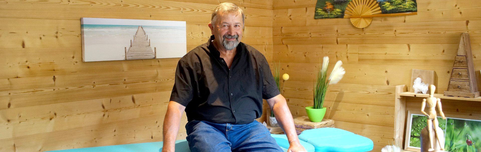 reboutement poiron magnétiseur homme assis table sourire cabinet