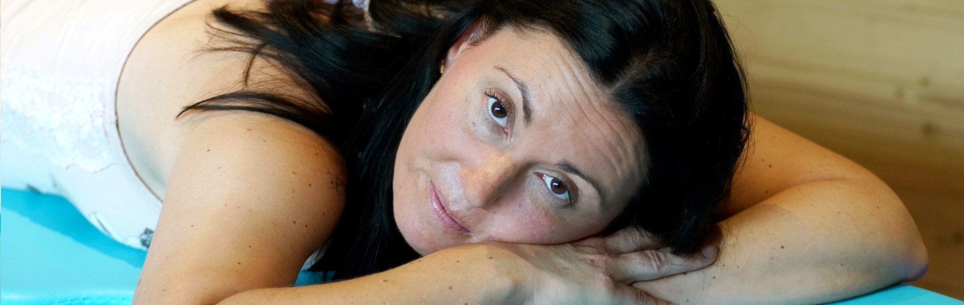 reboutement poiron magnétiseur femme allongée table cainet regard