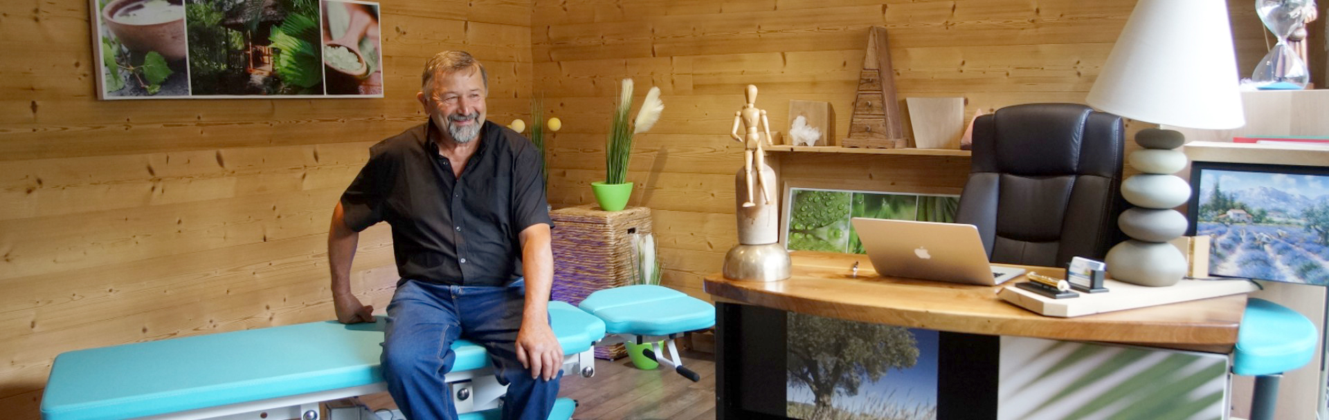 reboutement poiron magnétiseur homme assis cabinet table rire